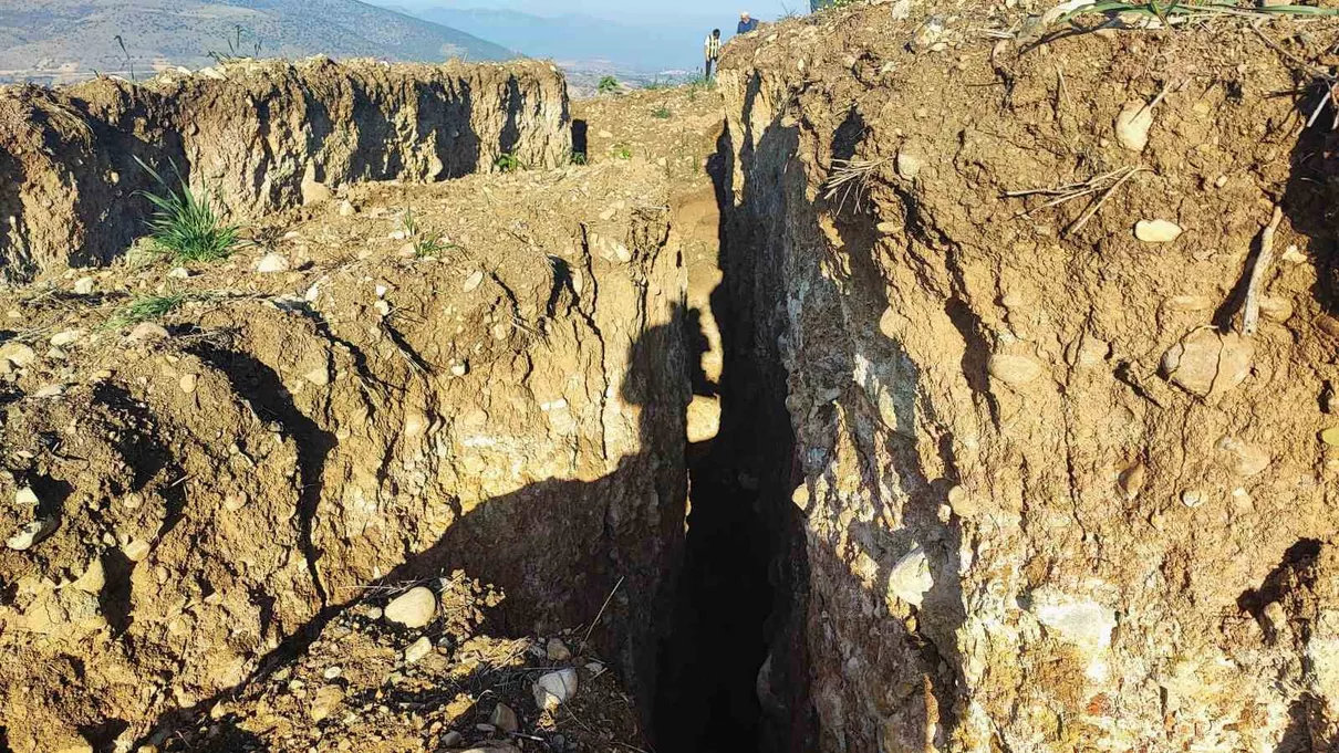 Yozgat'ta 20 Dönümlük Tarlada Korkutan Çökme: Derin Yarıklar Oluştu